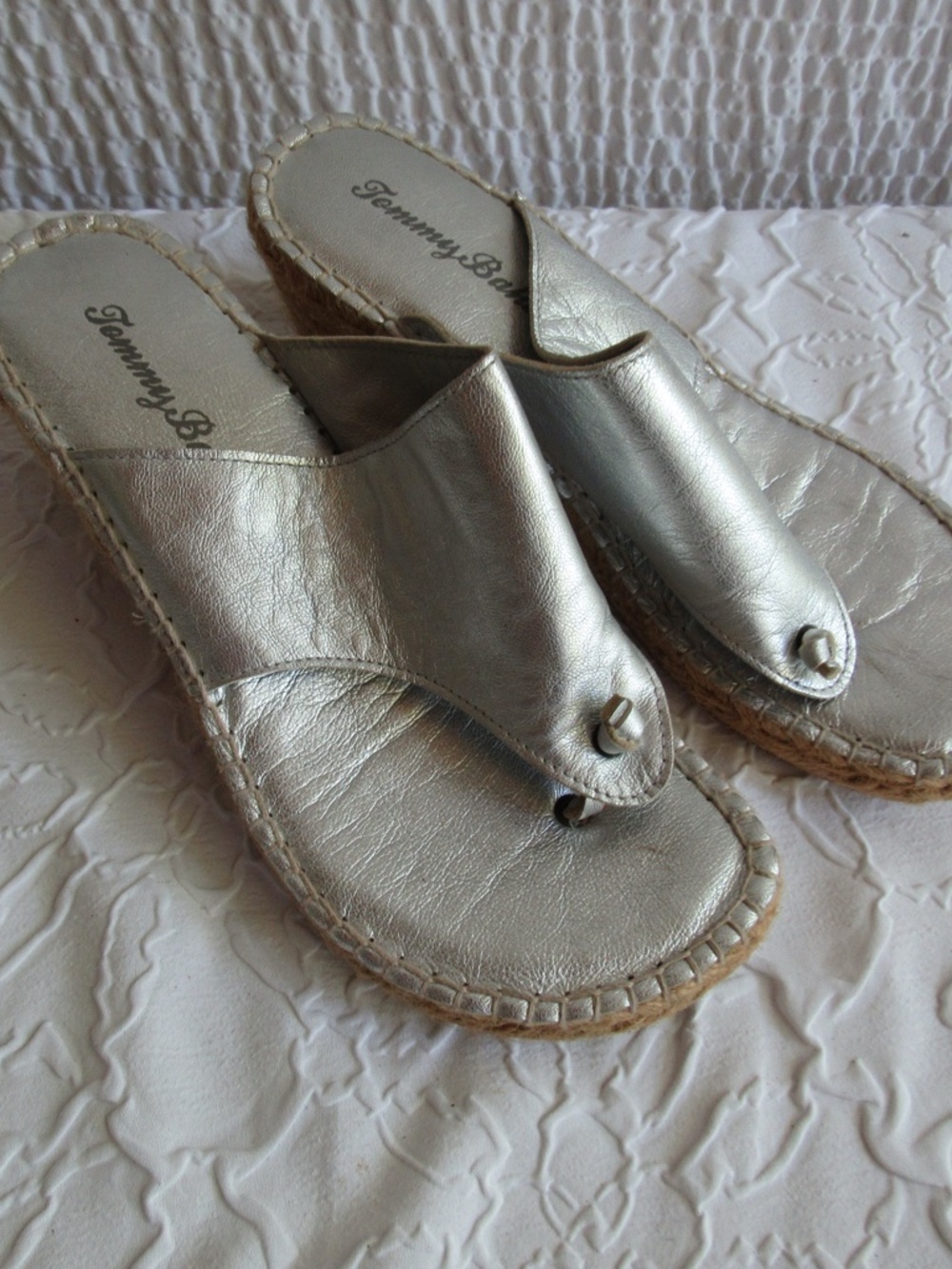 Tommy Bahama Silver Sandals Wedge 38 size 8 Very Comfortable Leather